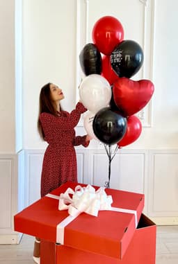Композиция из шаров с коробкой сюрприз «Любовный сюрприз»