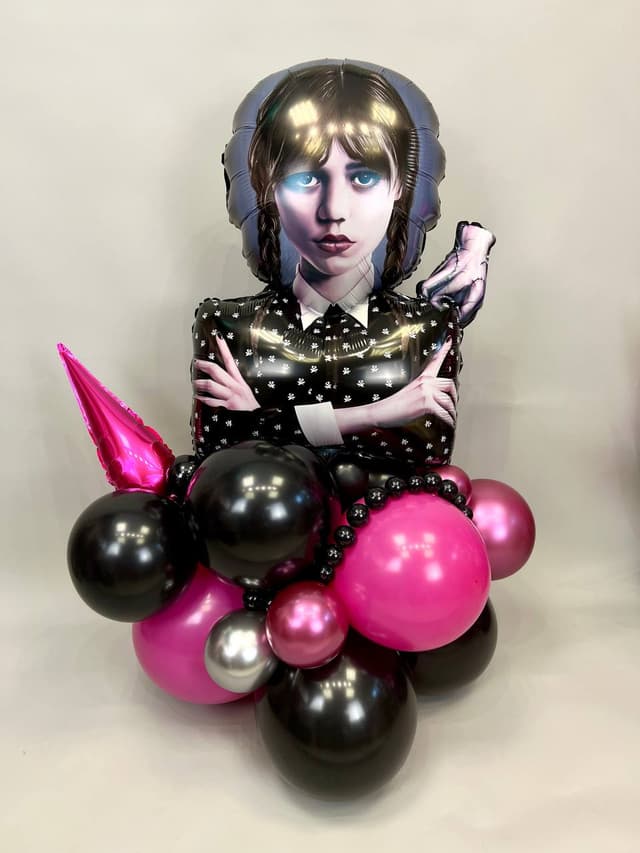 Композиция из шаров с воздухом «Девочка Уэнсдей» Композиция из шаров с воздухом «Девочка Уэнсдей»