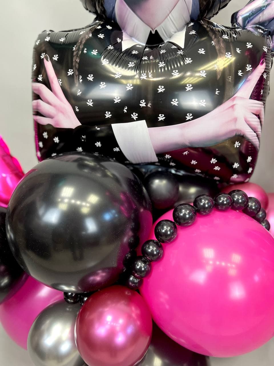 Композиция из шаров с воздухом «Девочка Уэнсдей»