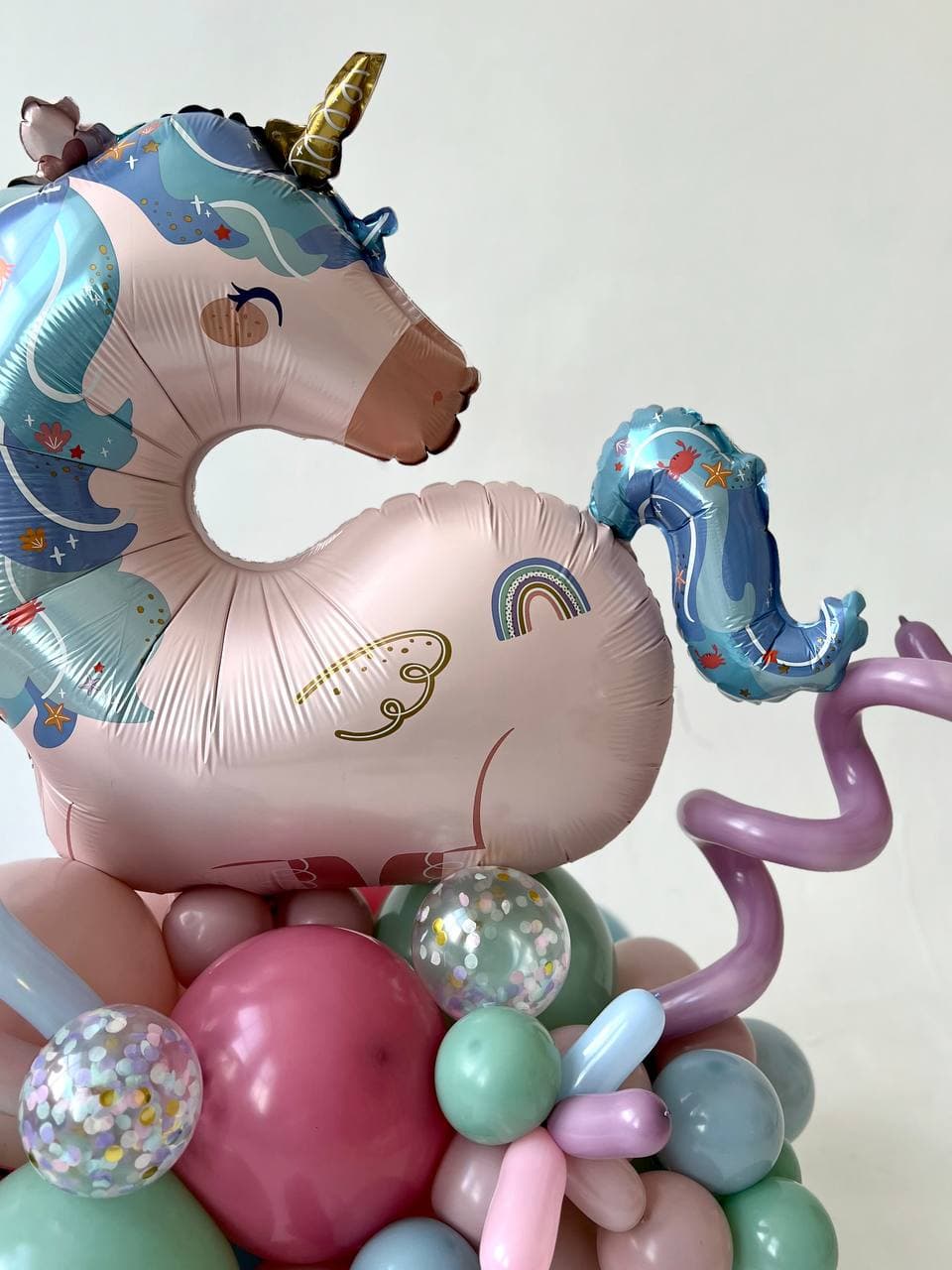 Композиция из шаров с воздухом «морской единорог»