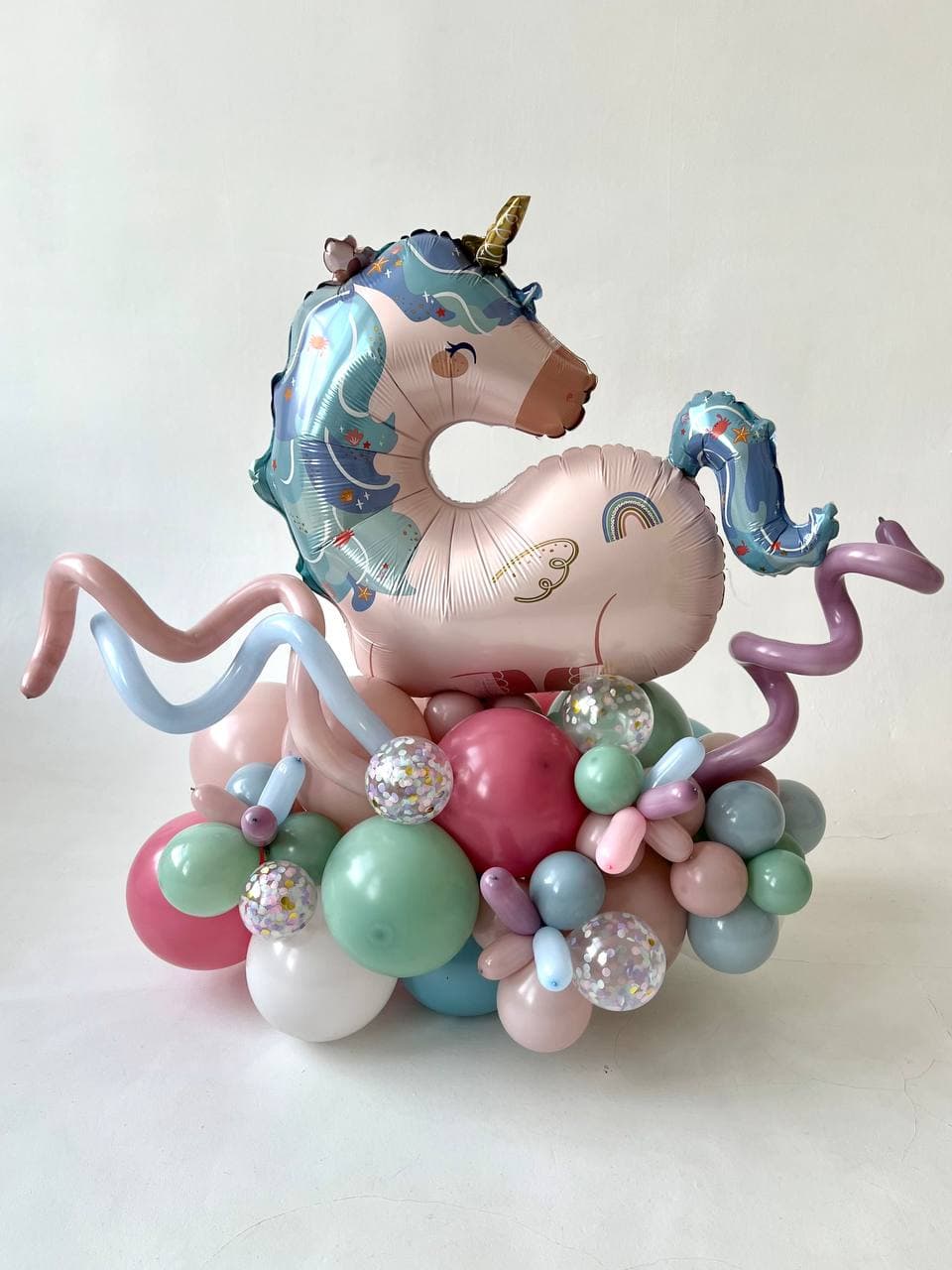 Композиция из шаров с воздухом «морской единорог»
