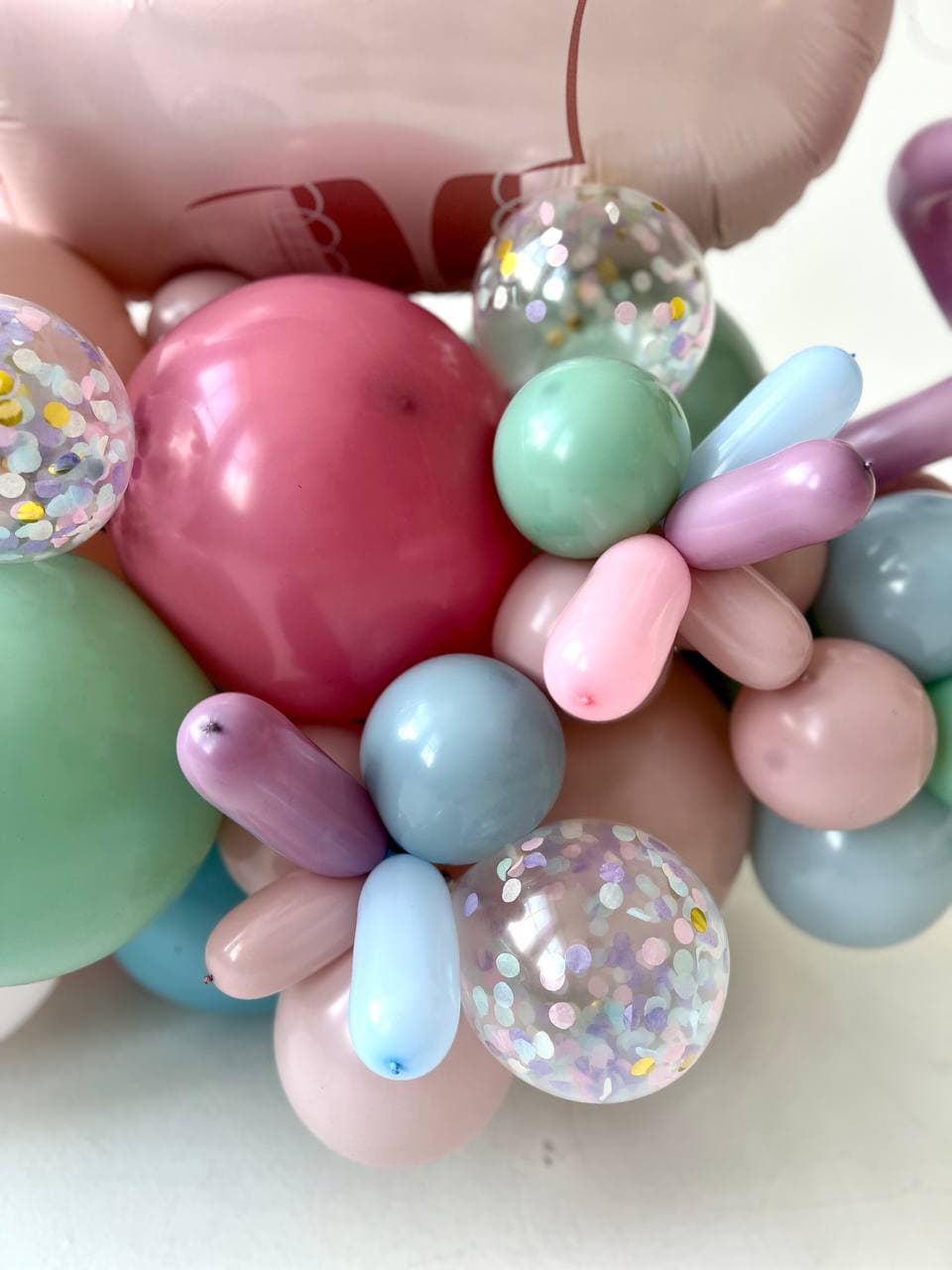 Композиция из шаров с воздухом «морской единорог»