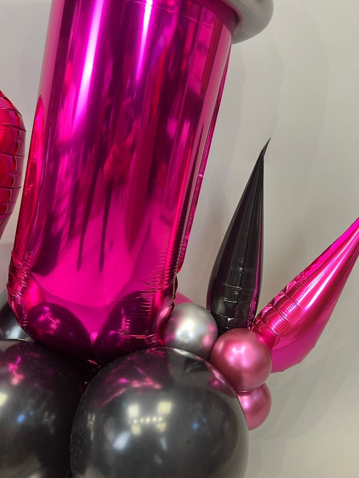 Композиция из шаров с воздухом «Мрачные Истории»