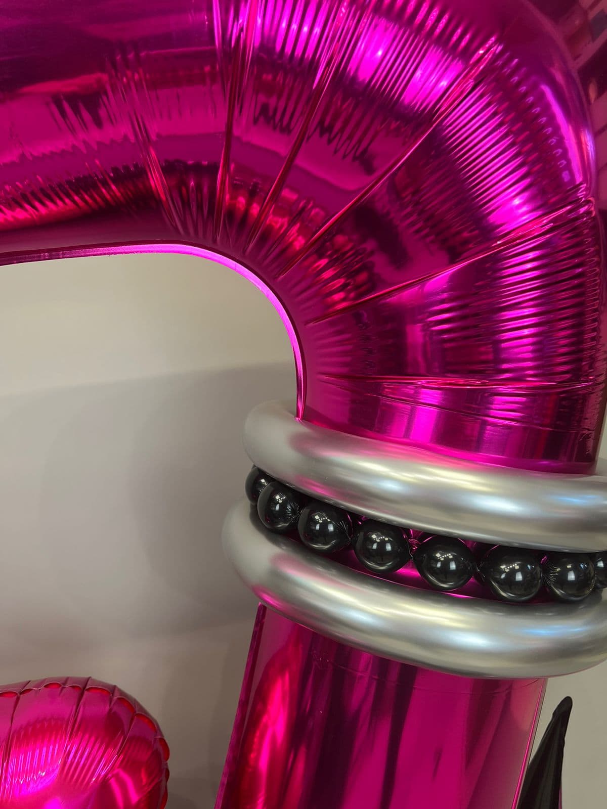 Композиция из шаров с воздухом «Мрачные Истории»