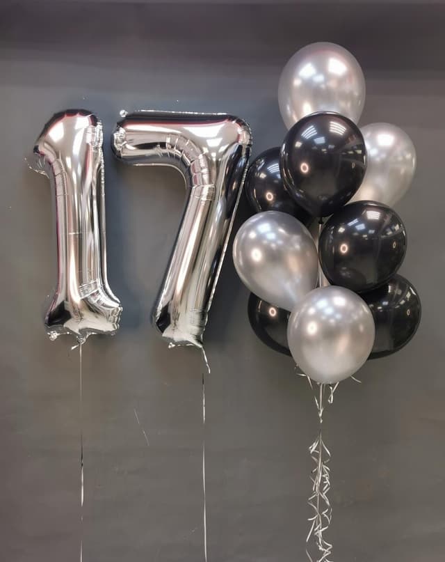 Композиция из шаров "Серебро и черный" Композиция из шаров "Серебро и черный"