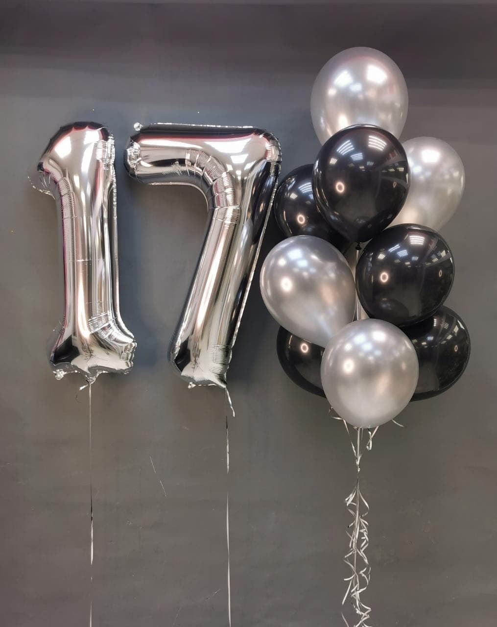 Композиция из шаров "Серебро и черный"