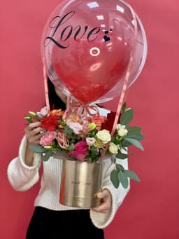 Композиция из цветов + шар пузырики с надписью "любовь"