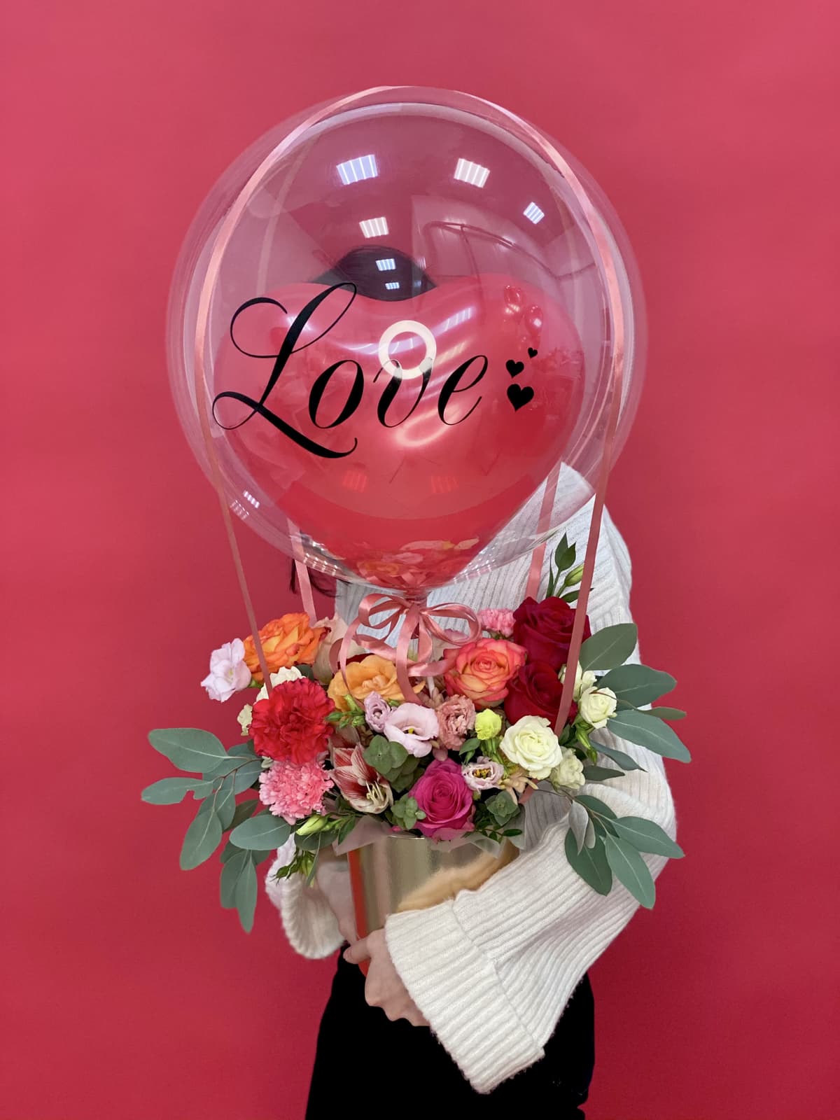 Композиция из цветов + шар пузырики с надписью "любовь"