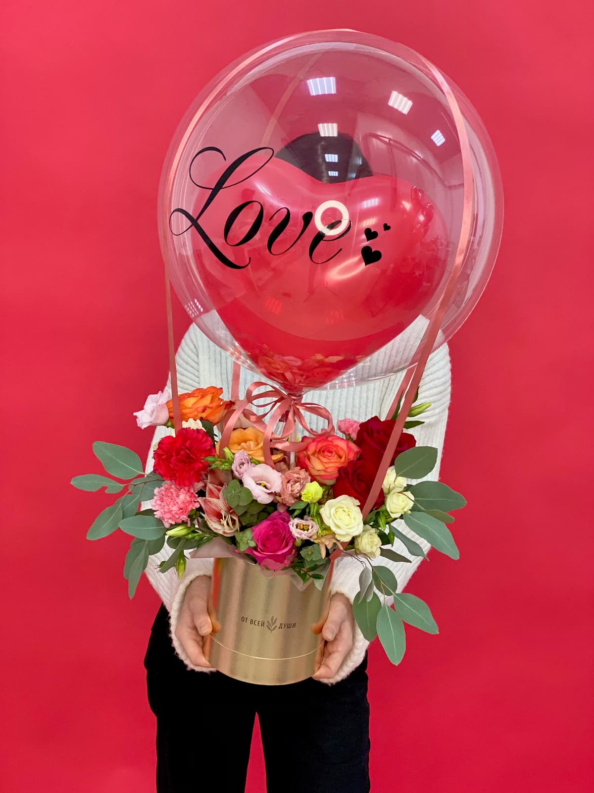Композиция из цветов + шар пузырики с надписью "любовь"