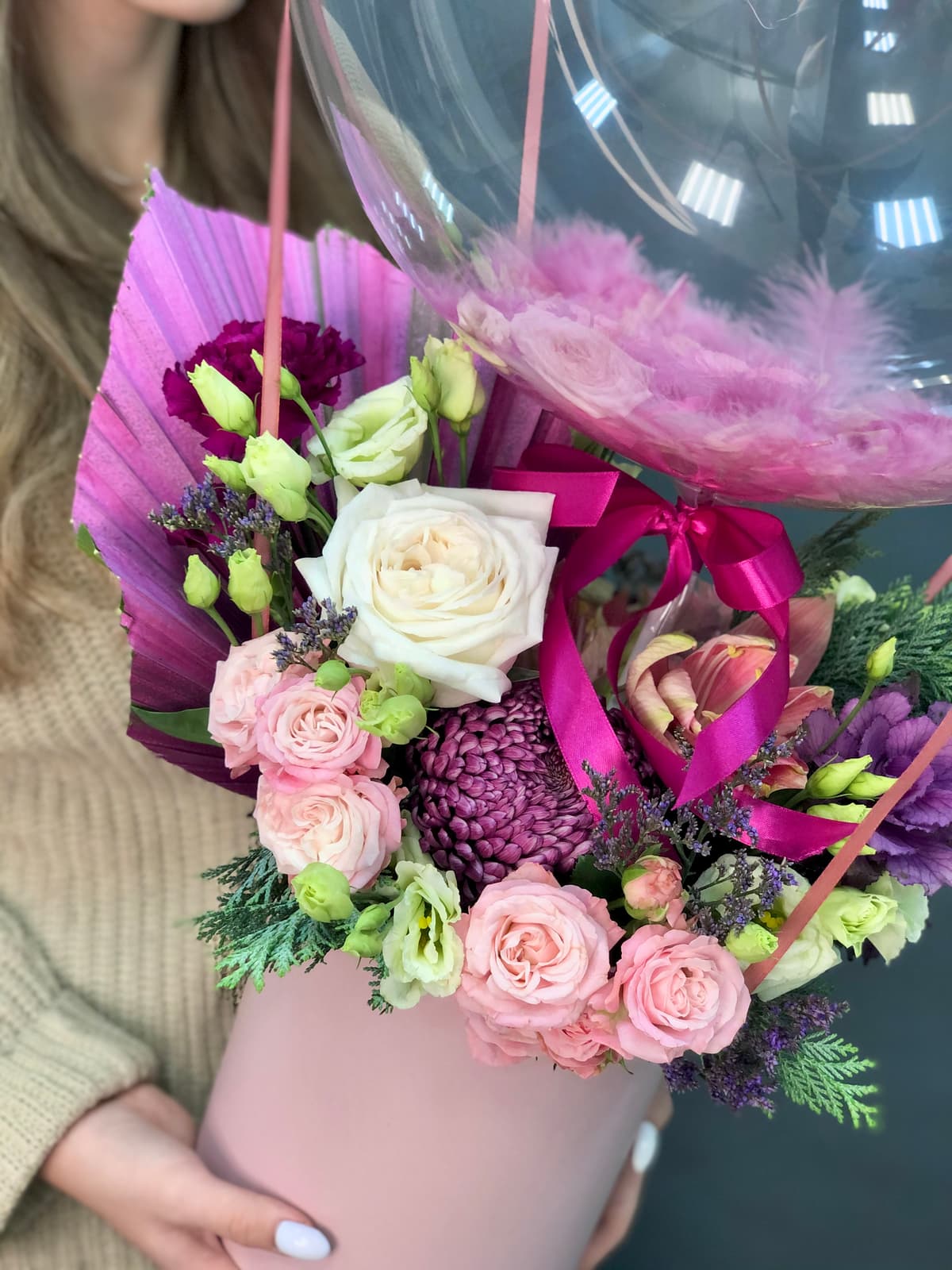 Композиция из цветов + шар bubbles с надписью "Моя мама лучшая на свете"