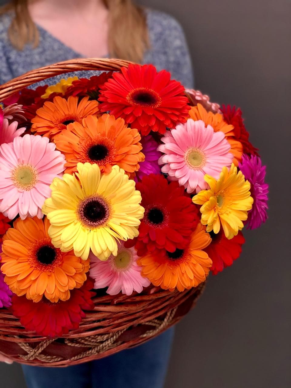 Нежная композиция в корзине из 45 Гербер в ассортименте