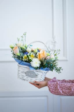 Весенняя композиция в корзине "Рассвет"