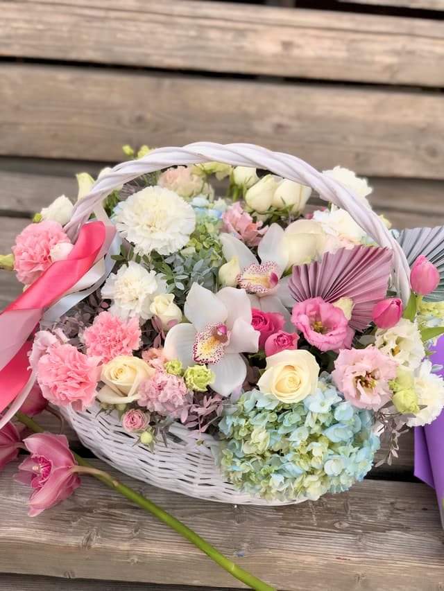 Дизайнерская композиция в корзине "Sunset picnic" Дизайнерская композиция в корзине "Sunset picnic"