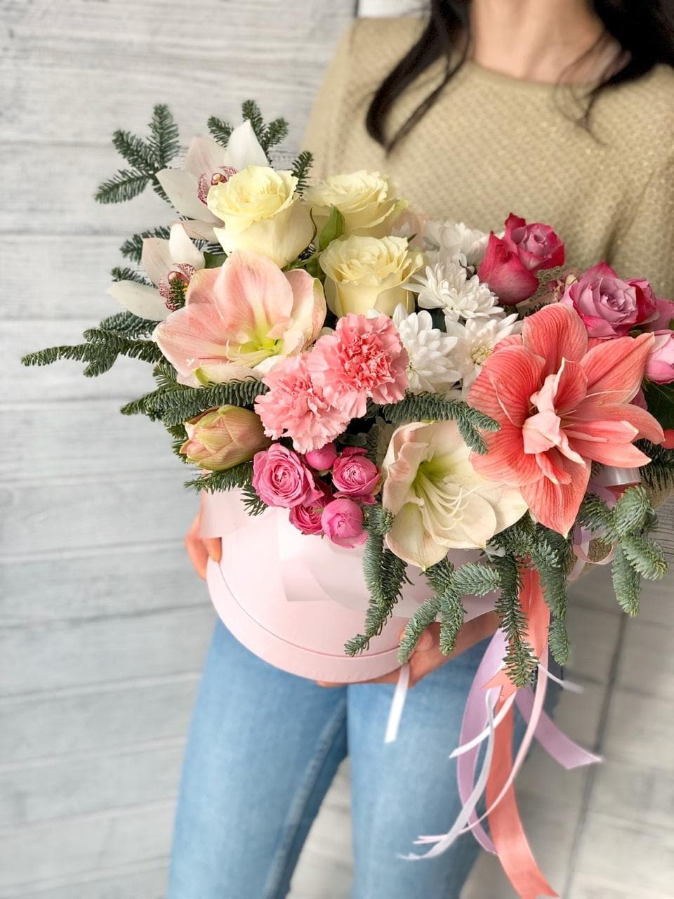 Шикарная композиция в шляпной коробке "Авангард"