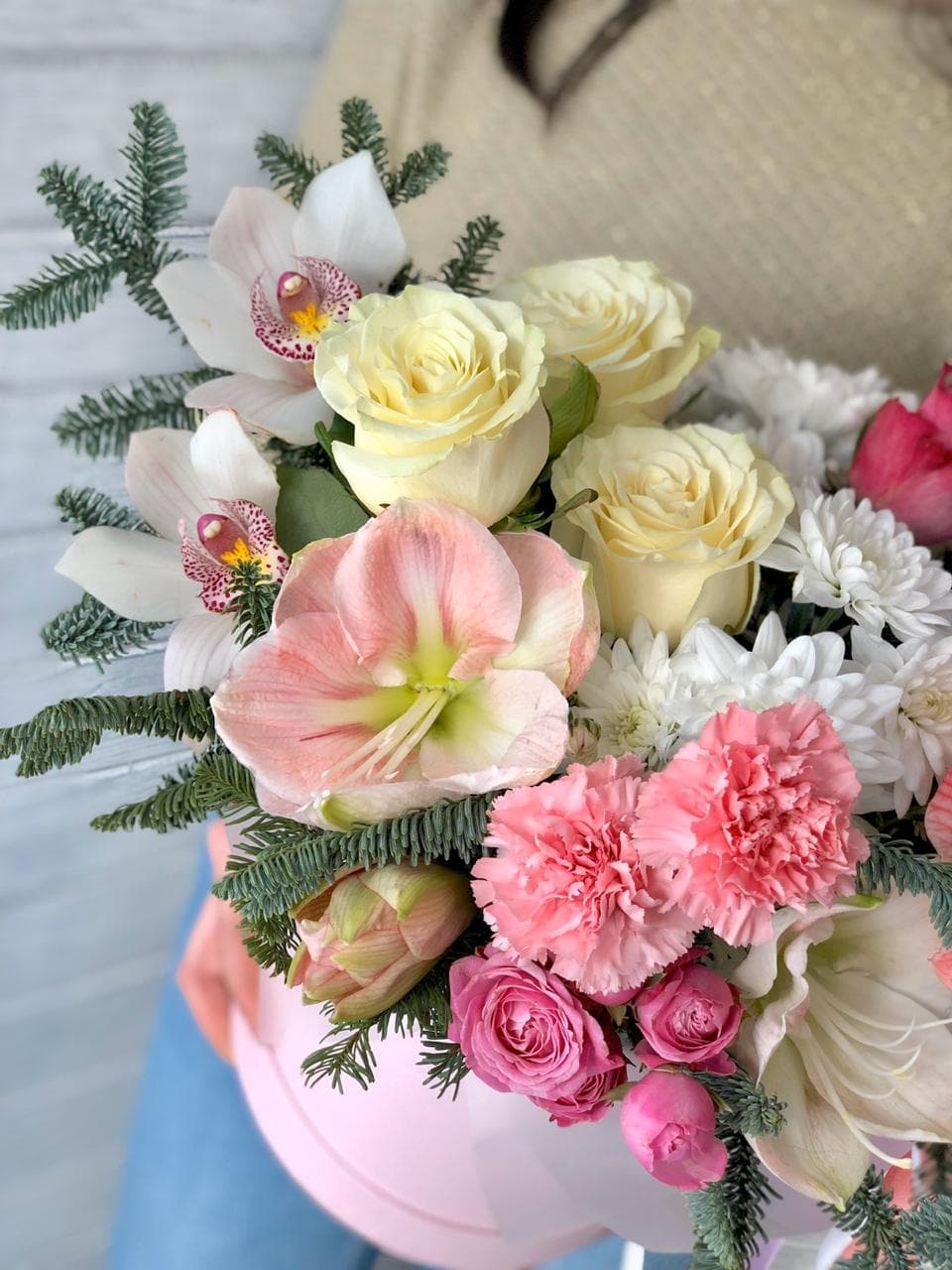 Шикарная композиция в шляпной коробке "Авангард"