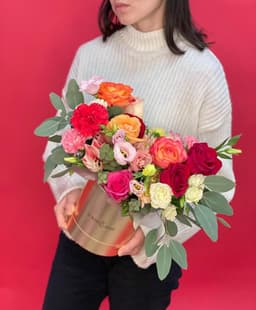 Праздничная композиция в шляпной коробке "Экспрессия"