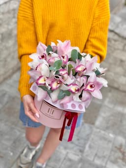 Дизайнерская композиция в шляпной коробке из 21 Орхидеи