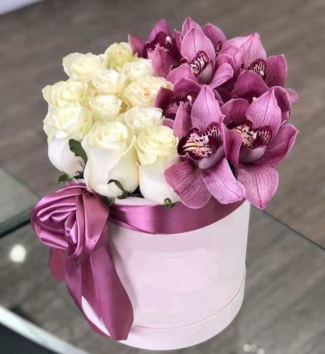 Праздничная композиция в шляпной коробке из Орхидей и эквадорских роз Праздничная композиция в шляпной коробке из Орхидей и эквадорских роз