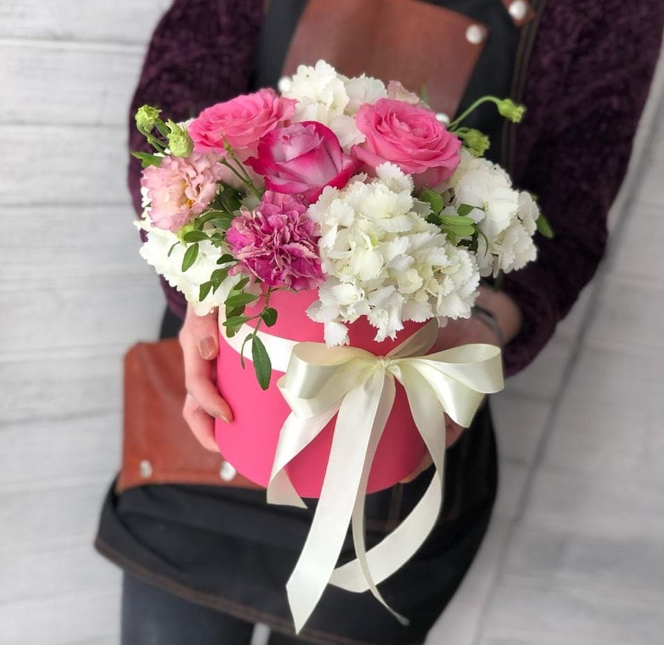 Композиция в шляпной коробке "Робкий поцелуй"