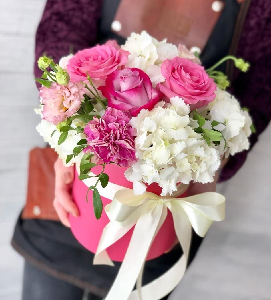 Композиция в шляпной коробке "Робкий поцелуй"