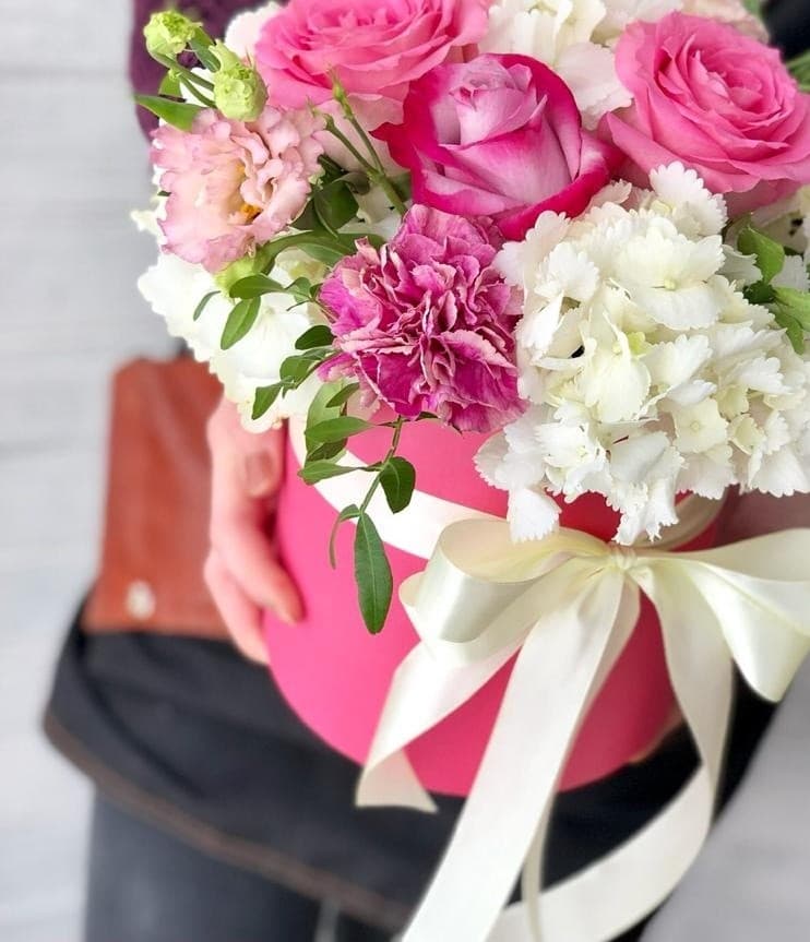 Композиция в шляпной коробке "Робкий поцелуй"