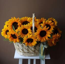 Шикарная корзина из 25 Подсолнухов с зеленью