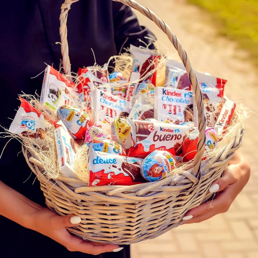 Корзина со сладостями "Kinder"