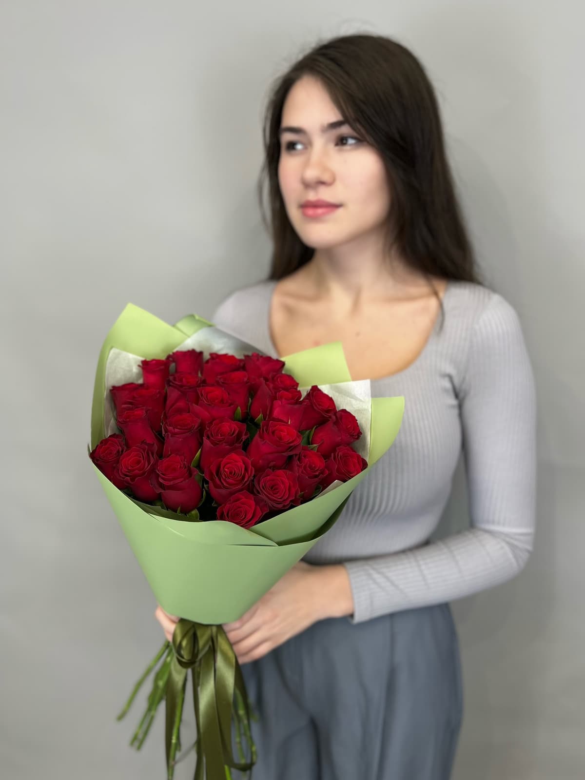 МЕГА АКЦИЯ Цветочный букет из 25 стандартных красных роз в упаковке