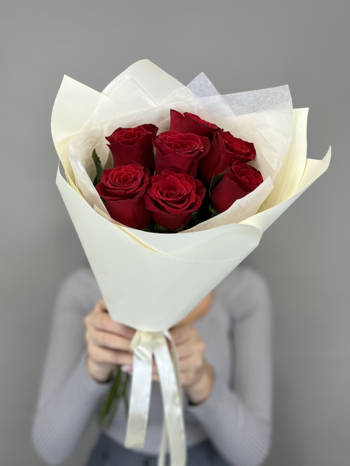 МЕГА АКЦИЯ Красочный букет из 7 стандартных красных роз в упаковке