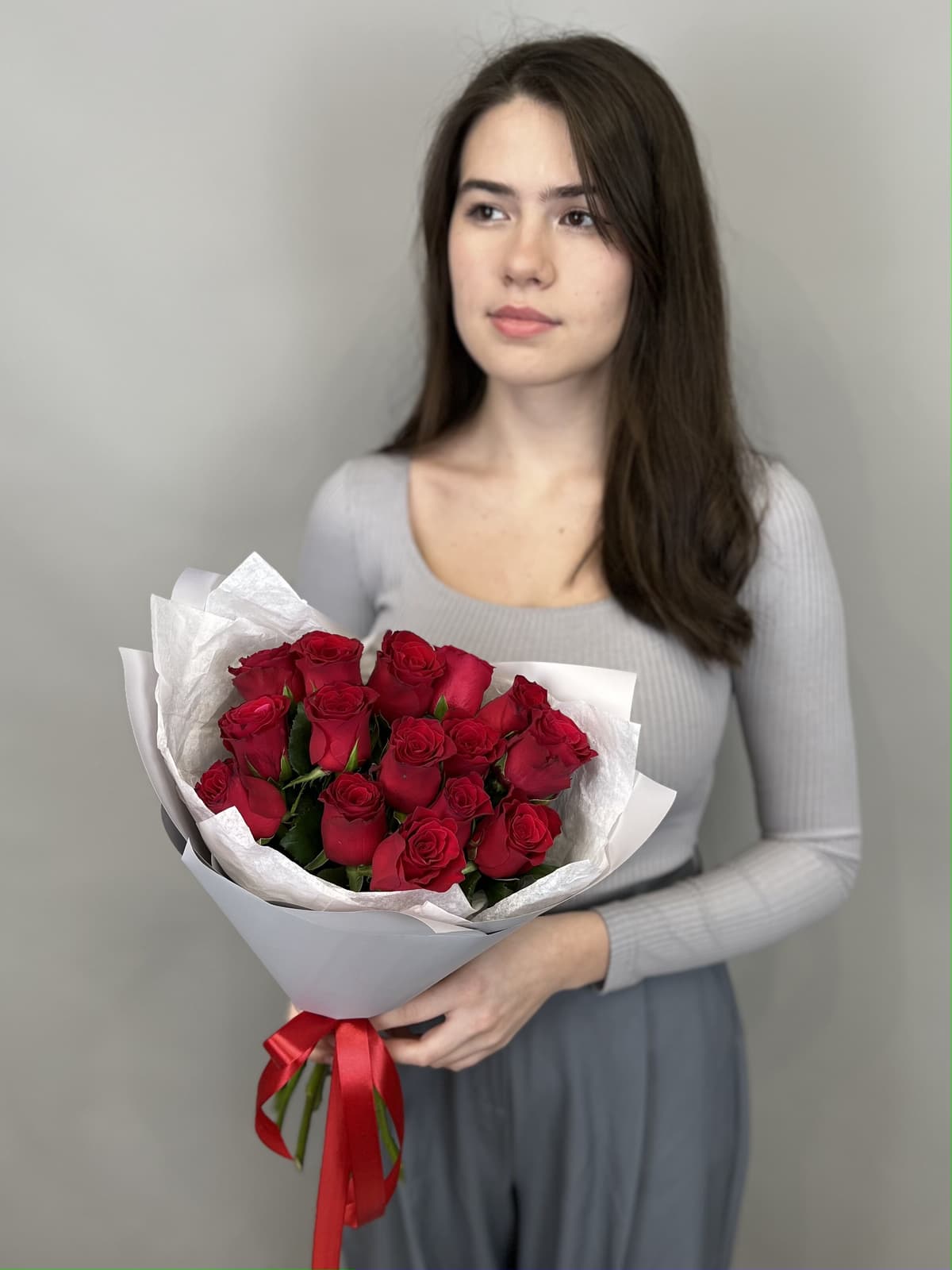 МЕГА АКЦИЯ Оригинальный букет из 15 стандартных красных роз в серой упаковке