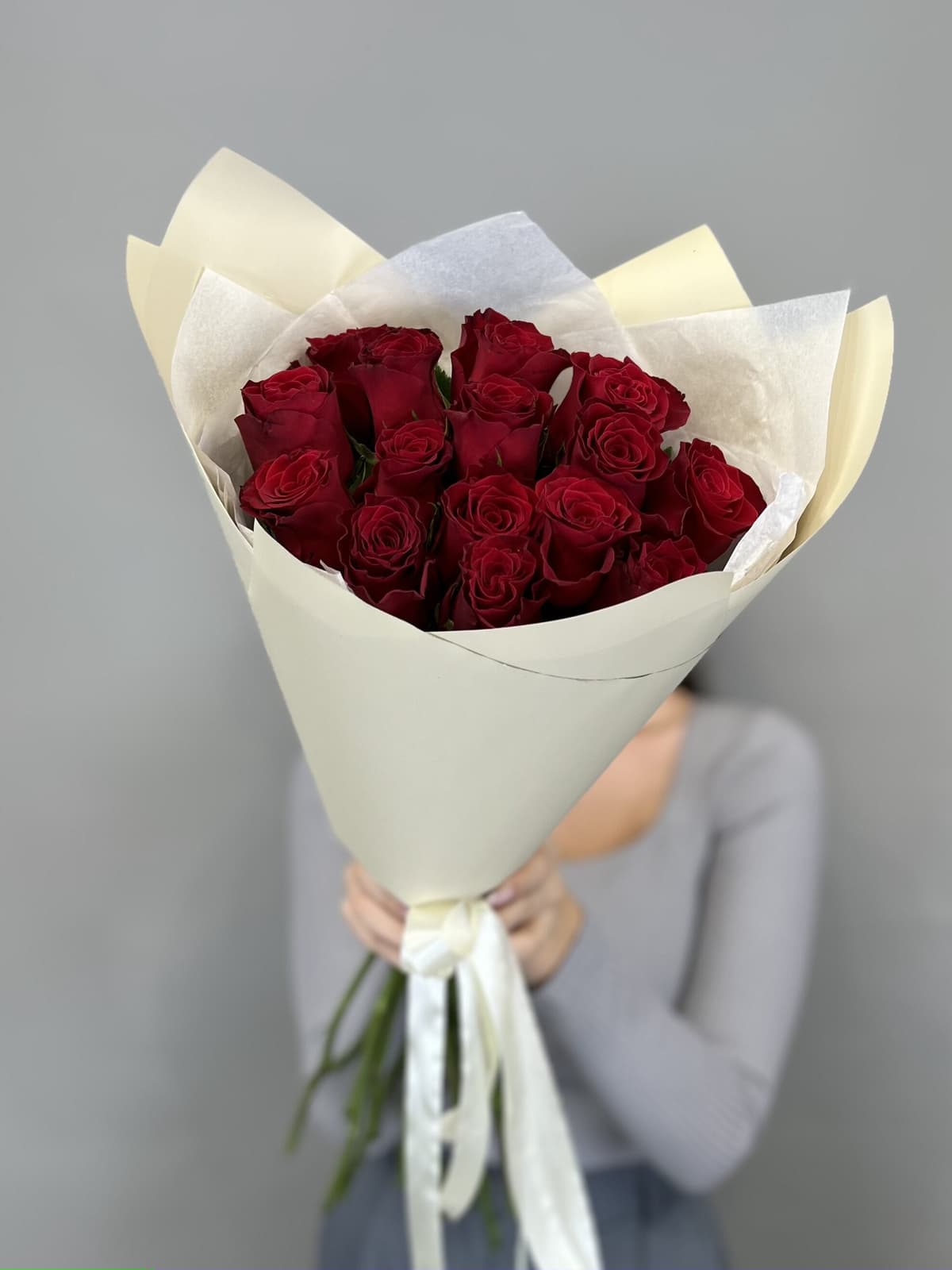 МЕГА АКЦИЯ Праздничный букет из 15 стандартных красных роз в упаковке