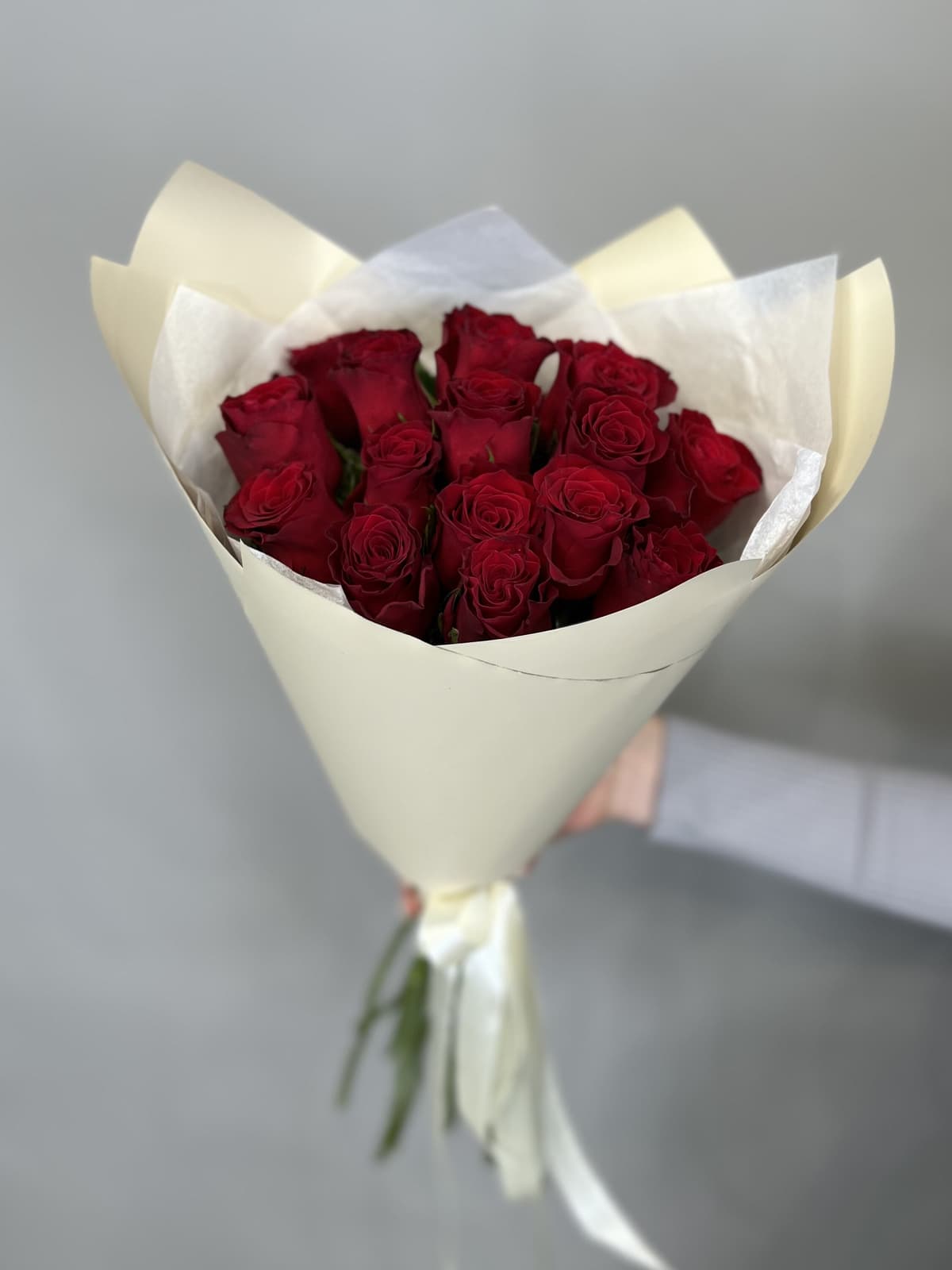 МЕГА АКЦИЯ Праздничный букет из 15 стандартных красных роз в упаковке