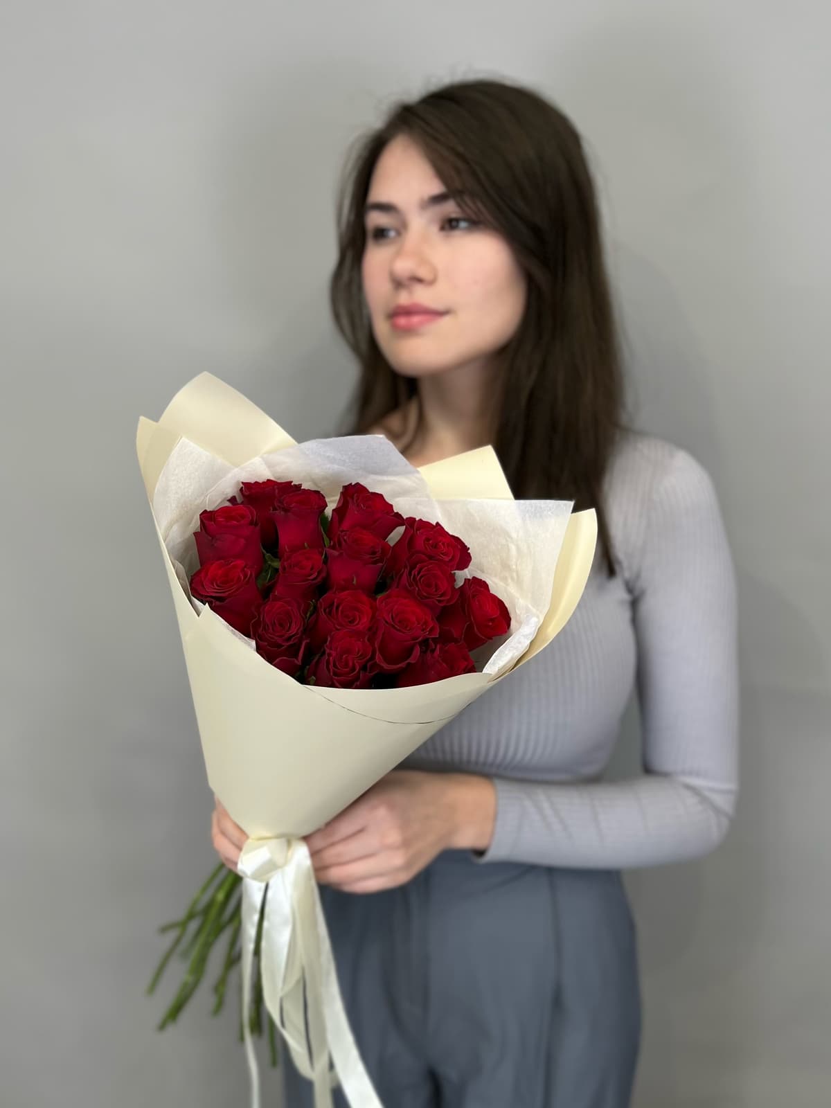 МЕГА АКЦИЯ Праздничный букет из 15 стандартных красных роз в упаковке