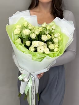 Мини букет из 7 белых кустовых роз
