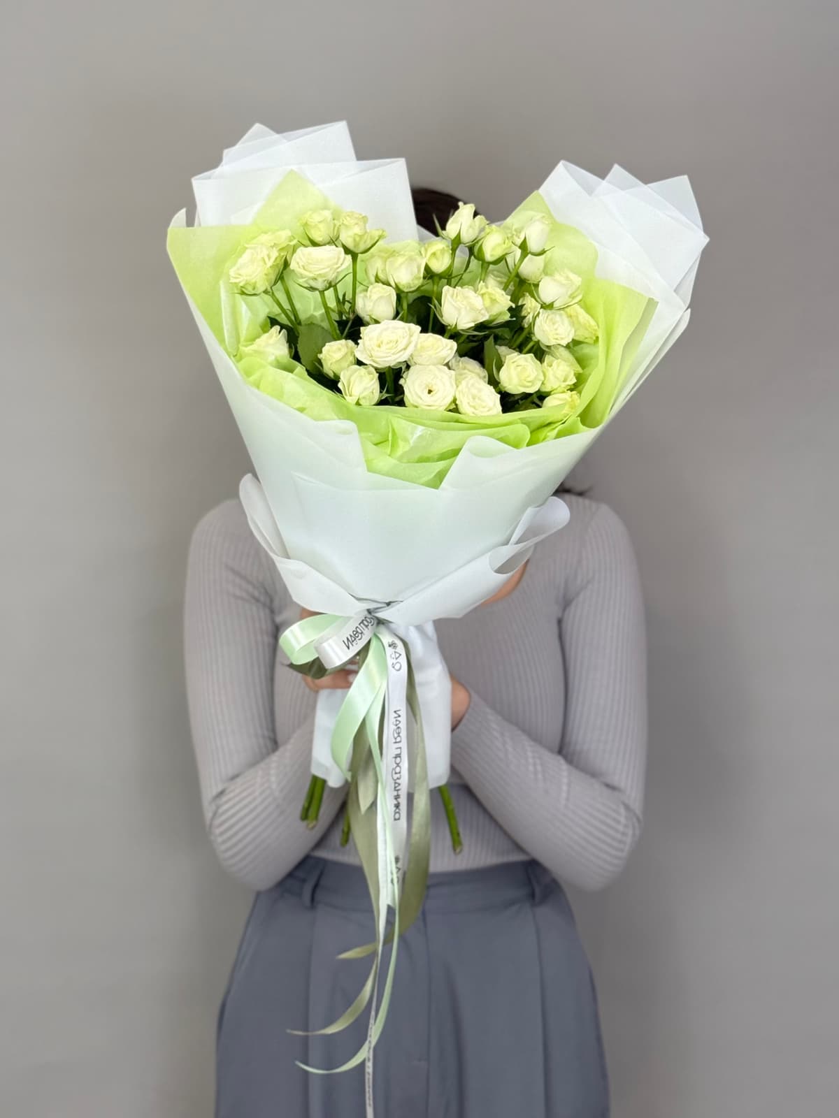 Мини букет из 7 белых кустовых роз