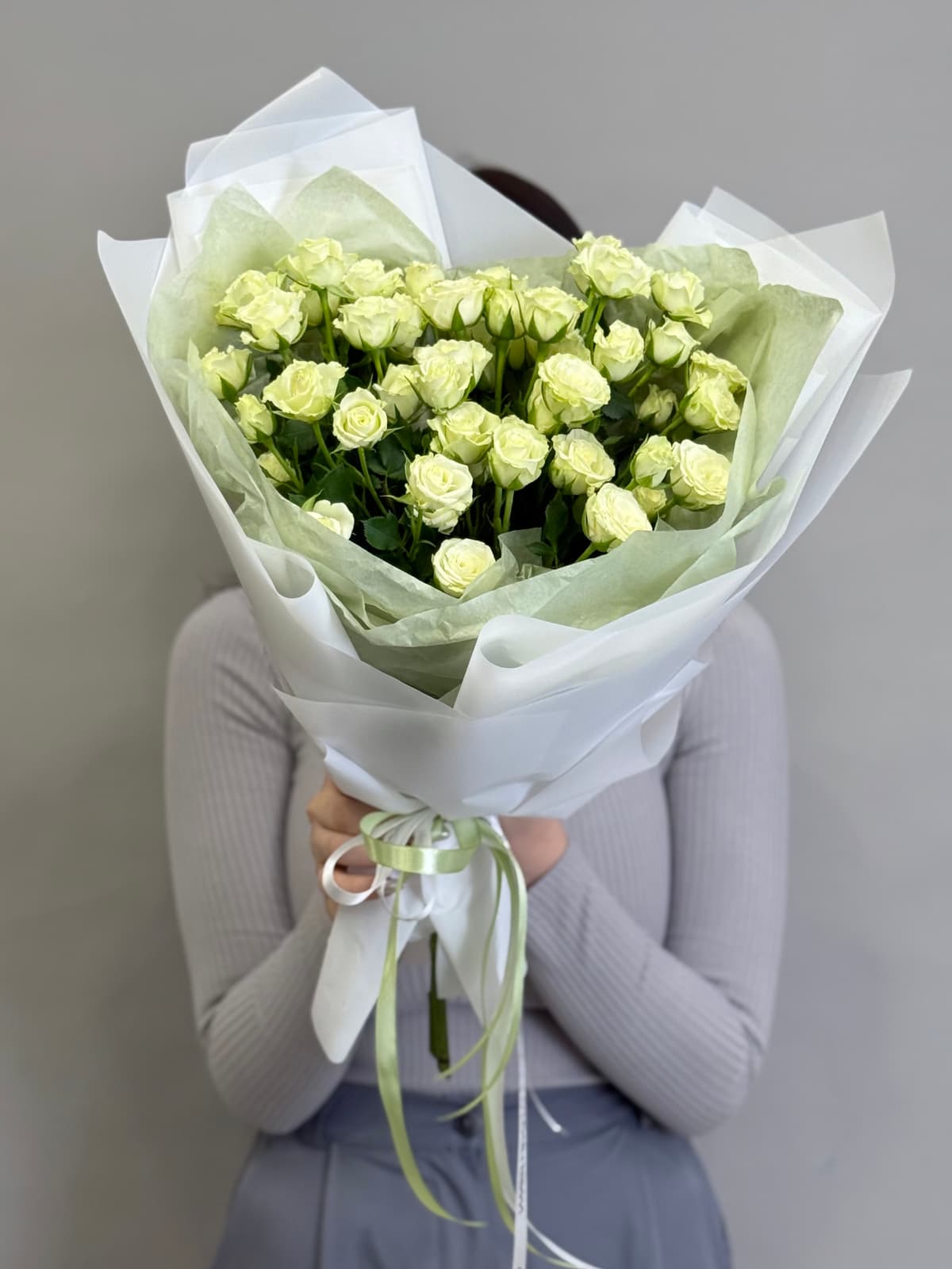 Мини букет из 7 белых кустовых роз