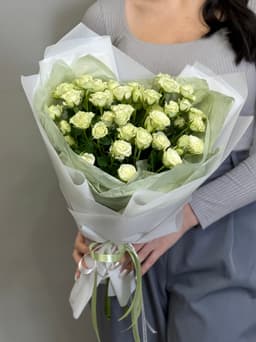 Мини букет из 7 белых кустовых роз