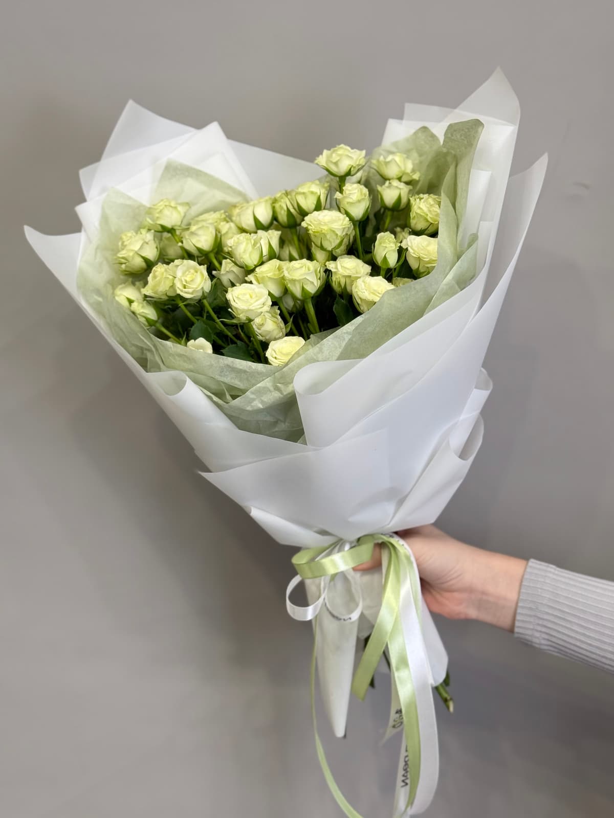 Мини букет из 7 белых кустовых роз