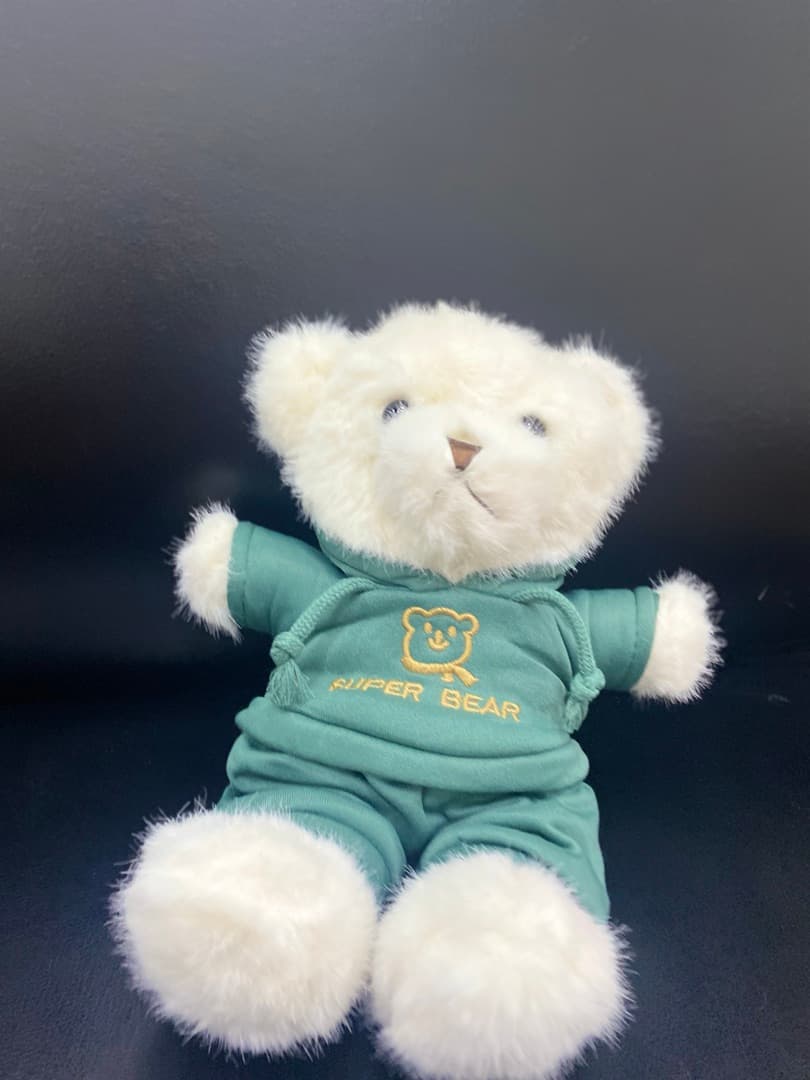 Мишка в зеленом костюме, белый