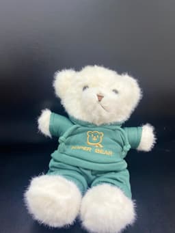Мишка в зеленом костюме, белый