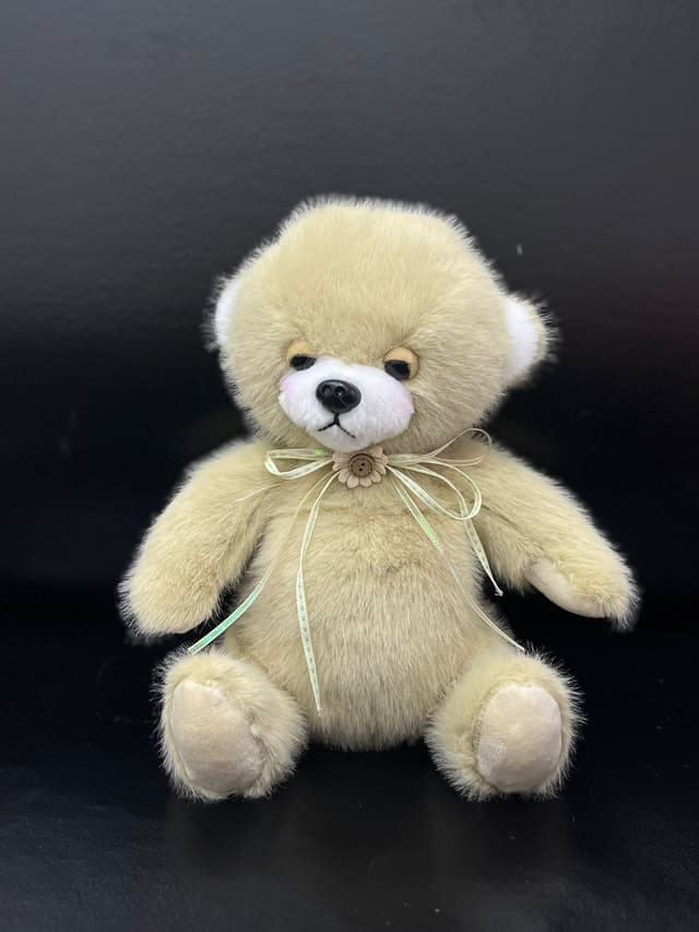 Мишка с цветочком, бежевая 23 см Мишка с цветочком, бежевая 23 см