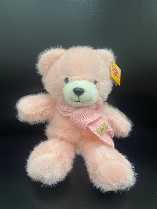 Мишка в вязаном шарфе розовый 30 см Мишка в вязаном шарфе розовый 30 см