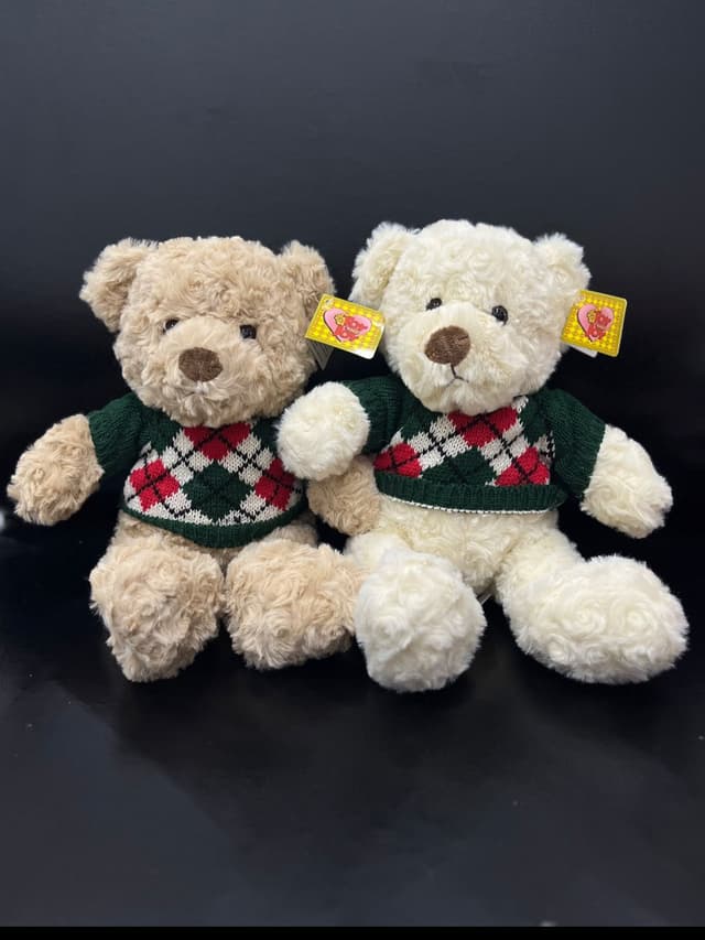 Мишка в зеленом свитере в ассортименте 28 см Мишка в зеленом свитере в ассортименте 28 см