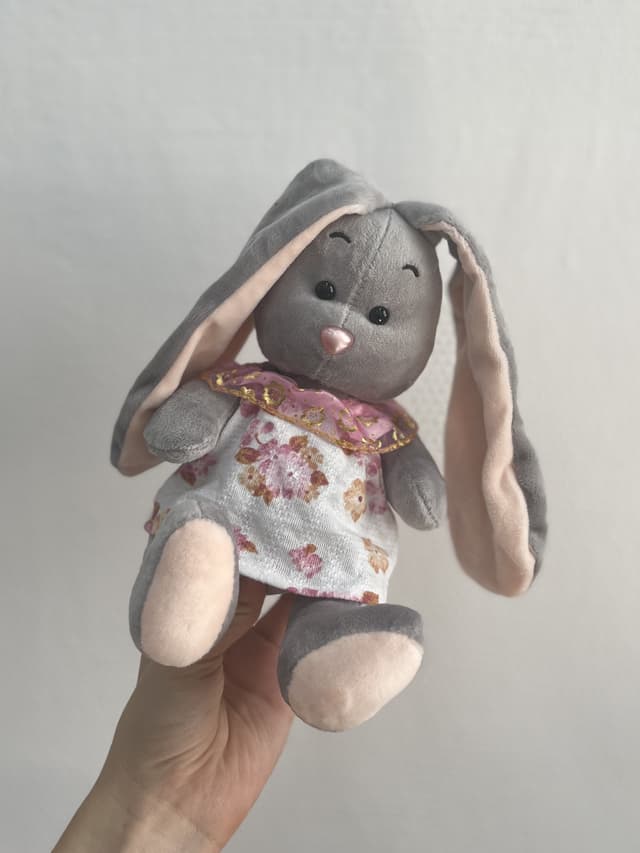 Мягкая игрушка «Серый зайчик» белое платье 22 см Мягкая игрушка «Серый зайчик» белое платье 22 см