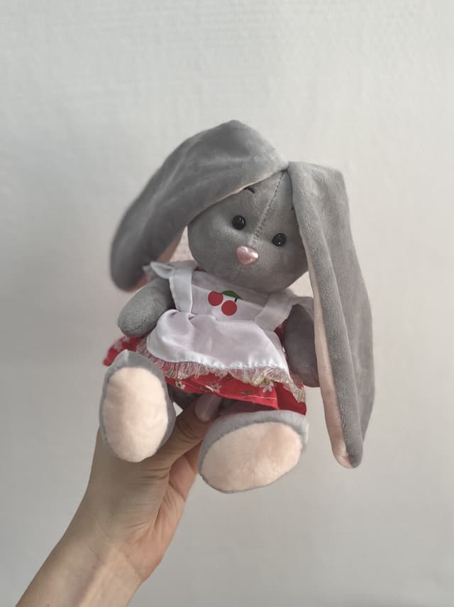 Мягкая игрушка «Серый зайчик» красное платье 22 см Мягкая игрушка «Серый зайчик» красное платье 22 см