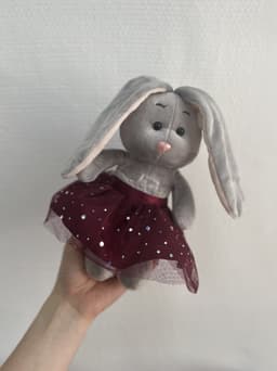 Мягкая игрушка «Серый зайчик» в бордовой юбке 22 см