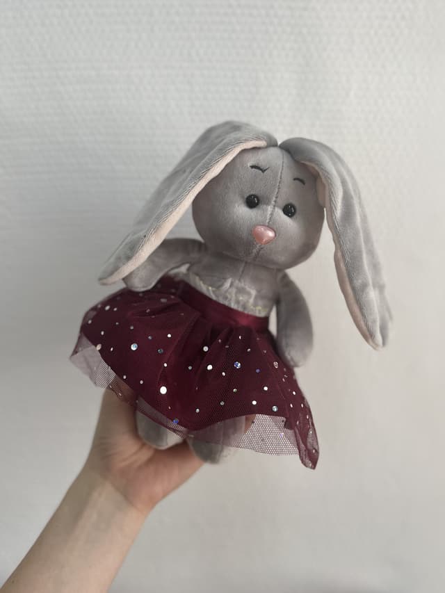 Мягкая игрушка «Серый зайчик» в бордовой юбке 22 см Мягкая игрушка «Серый зайчик» в бордовой юбке 22 см