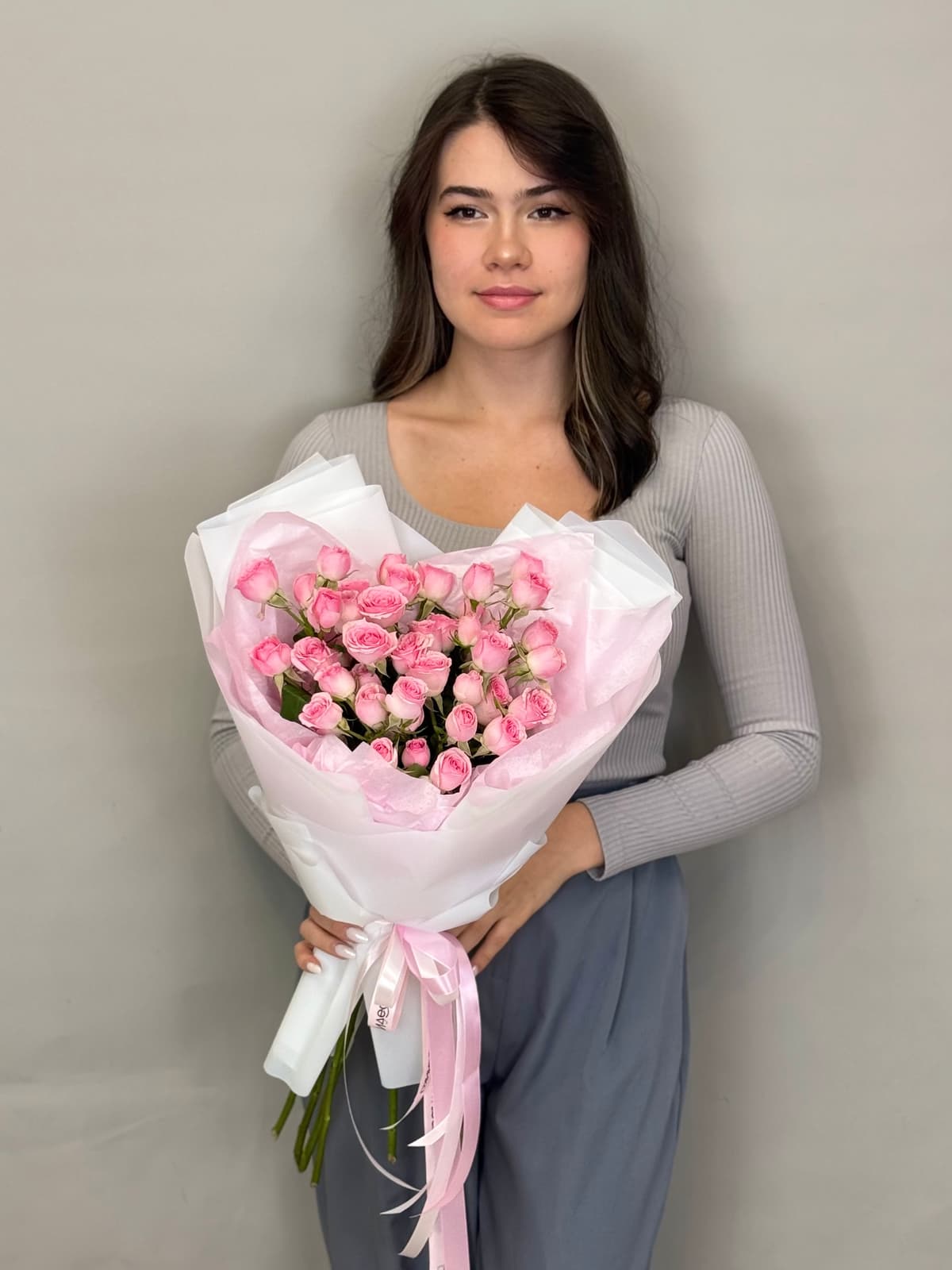 Нежный букет из 7 розовых кустовых роз