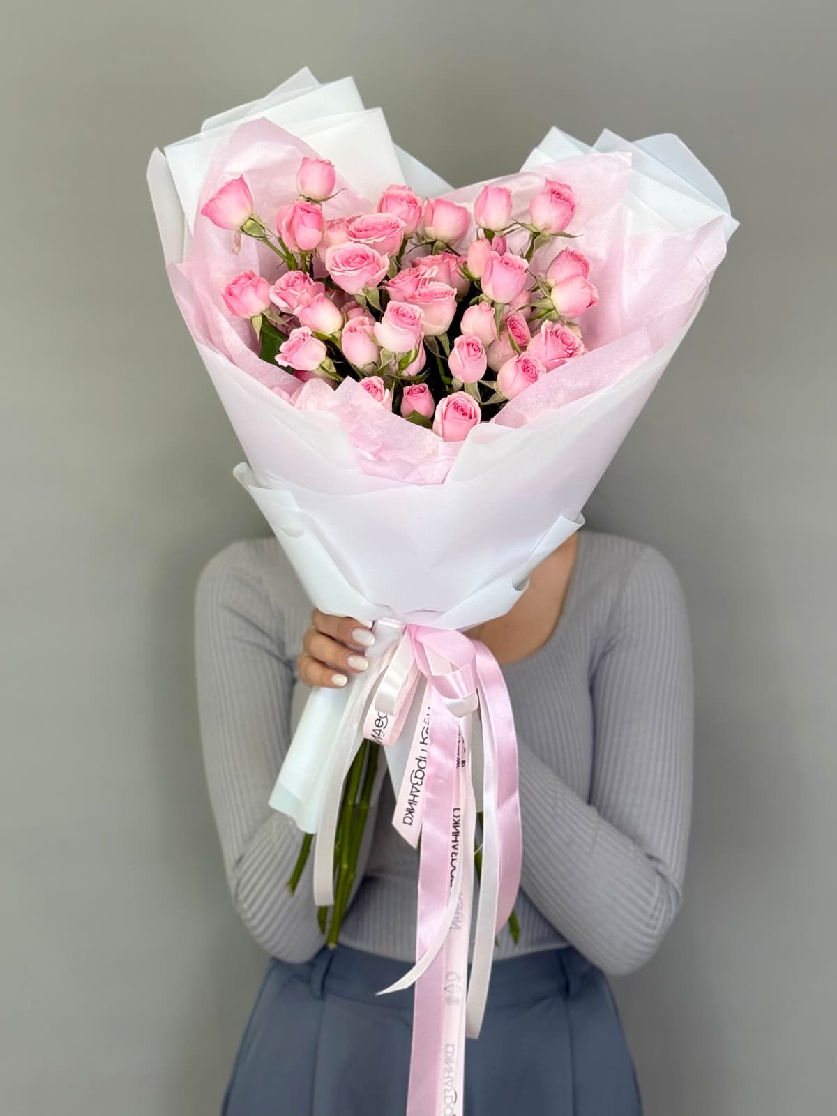 Нежный букет из 7 розовых кустовых роз