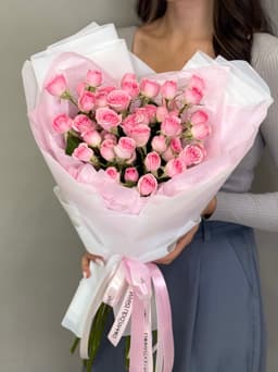 Нежный букет из 7 розовых кустовых роз